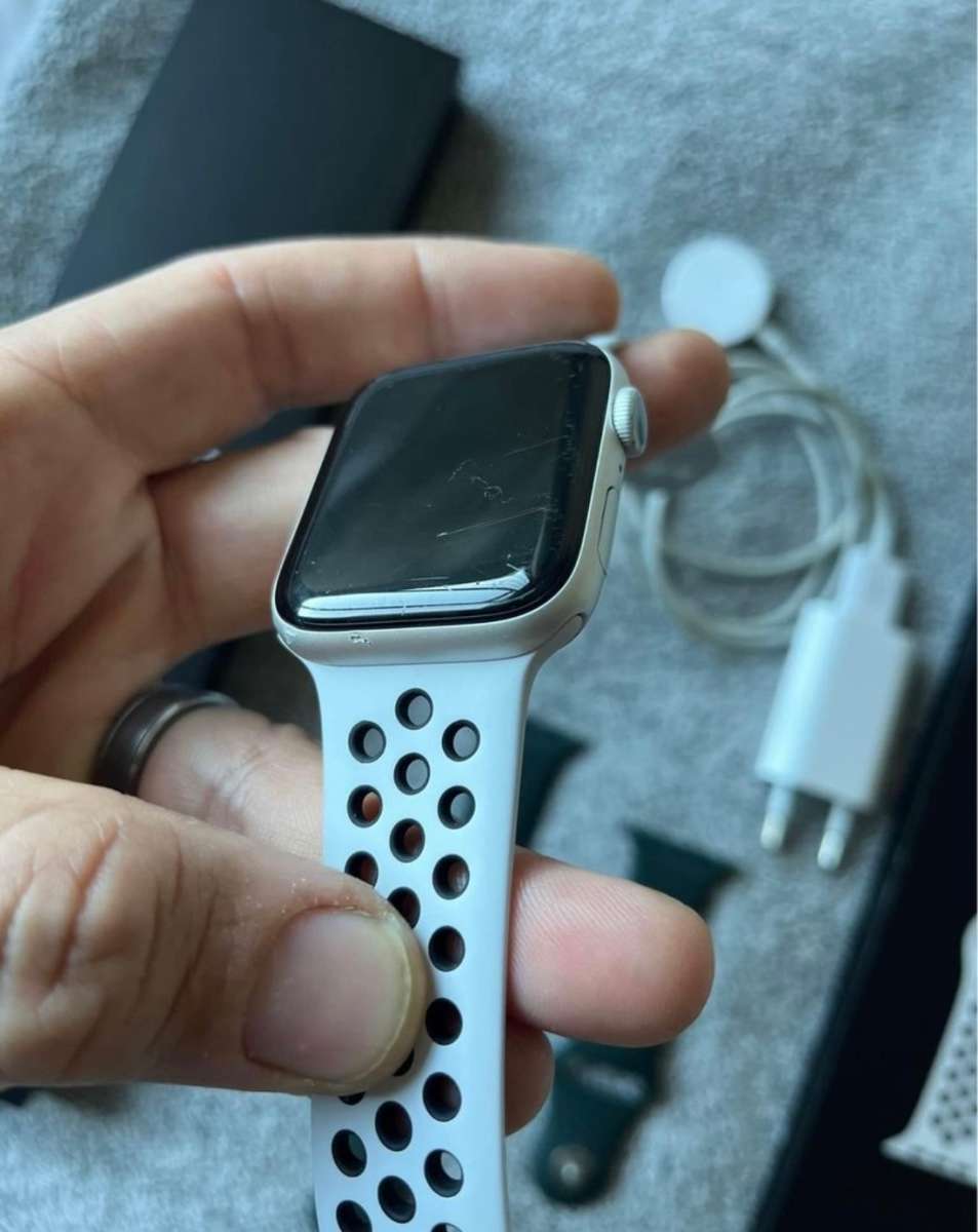 Apple Watch Series 6 Nike 44mm silver (good condition with box & charger )