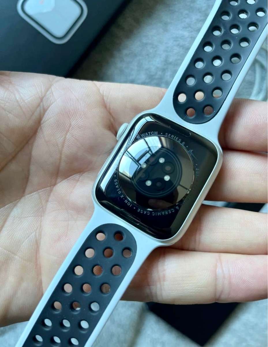 Apple Watch Series 6 Nike 44mm silver (good condition with box & charger )