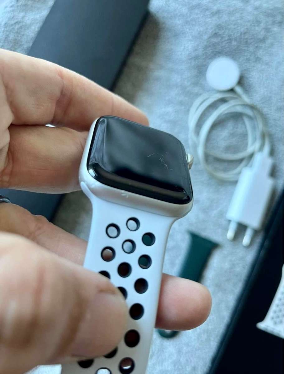 Apple Watch Series 6 Nike 44mm silver (good condition with box & charger )