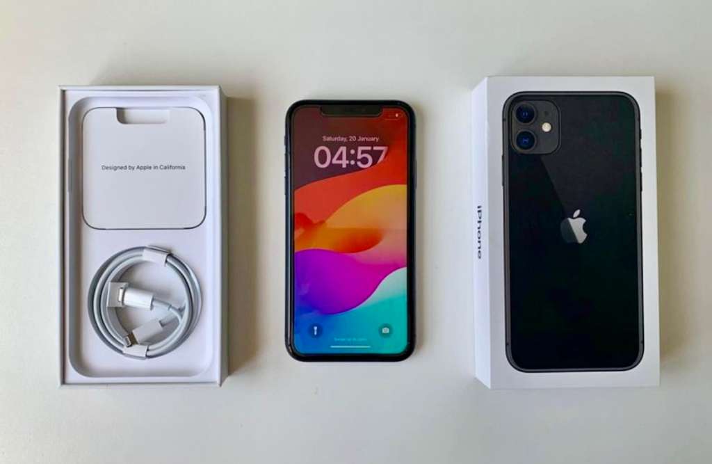 Apple iPhone 11 64GB black (very good condition with box & charger)