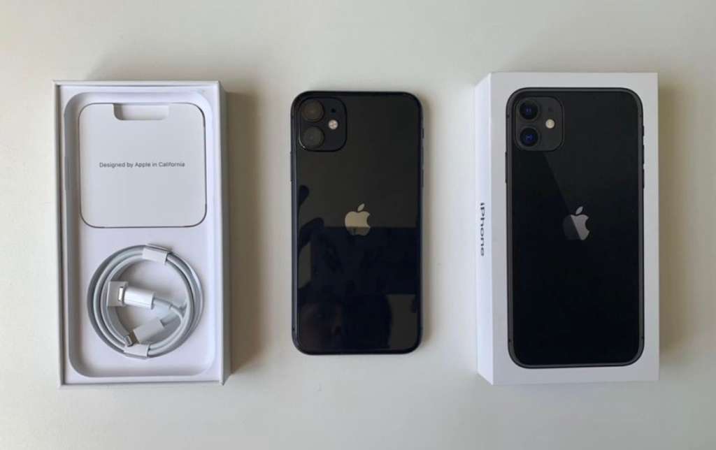 Apple iPhone 11 64GB black (very good condition with box & charger)