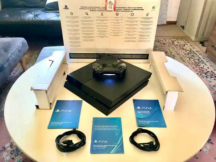 Sony PlayStation 4 phat PS4 1TB with 1 controller & 1 game (good condition)