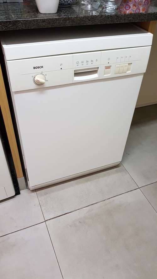 Bosch dishwasher white in good working conditing