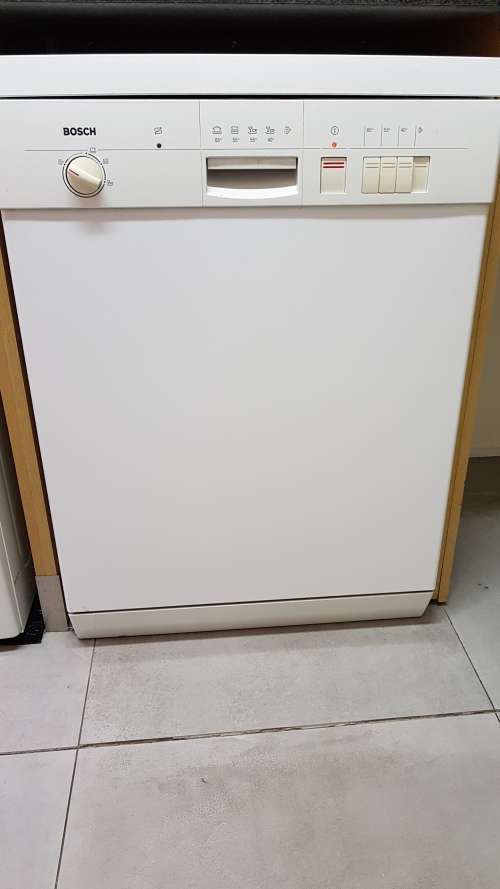 Bosch dishwasher white in good working conditing