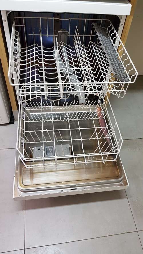 Bosch dishwasher white in good working conditing