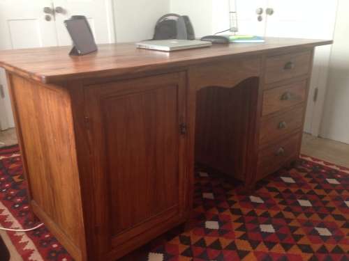Great big solid oak desk (free delivery in JHB)