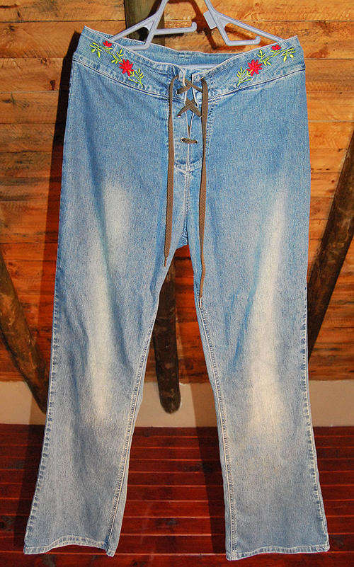 Slightly stretchy embroidered jeans size L