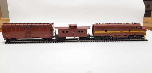 Life Like Locomotive and 2 coaches. HO gauge. Loco not tested. SAR/SAS
