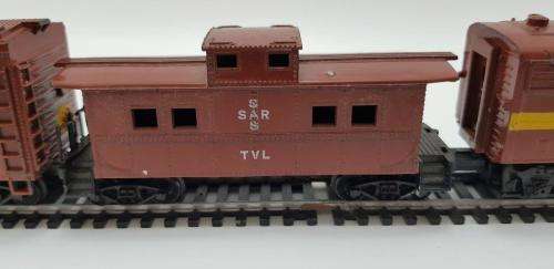 Life Like Locomotive and 2 coaches. HO gauge. Loco not tested. SAR/SAS