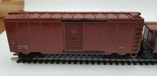 Life Like Locomotive and 2 coaches. HO gauge. Loco not tested. SAR/SAS