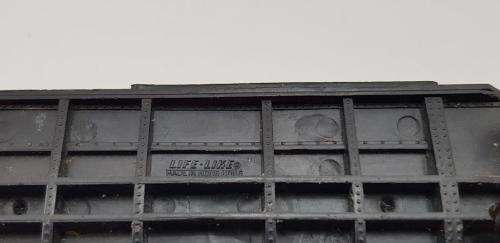 Life Like Locomotive and 2 coaches. HO gauge. Loco not tested. SAR/SAS