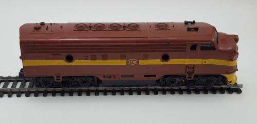 Life Like Locomotive and 2 coaches. HO gauge. Loco not tested. SAR/SAS