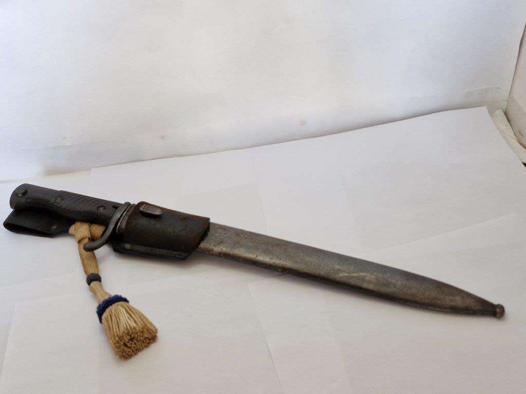 WWI German S98/05 Sawback butcher bayonet with 4th infantry company knot. Mauser AG 1916.