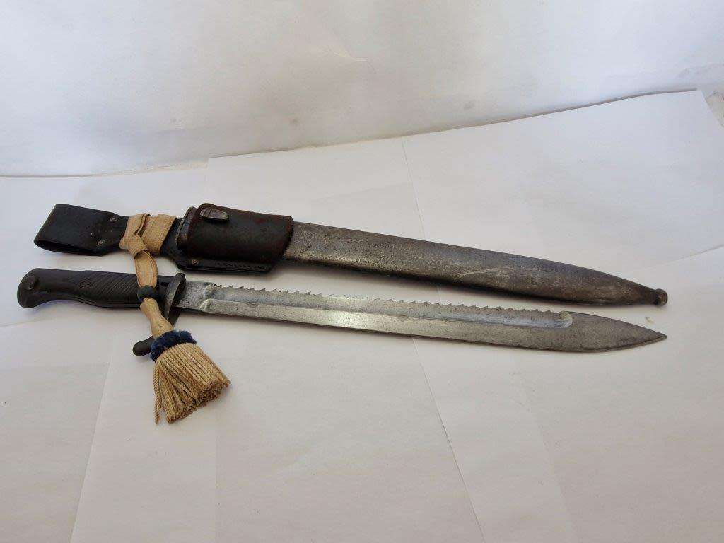 WWI German S98/05 Sawback butcher bayonet with 4th infantry company knot. Mauser AG 1916.