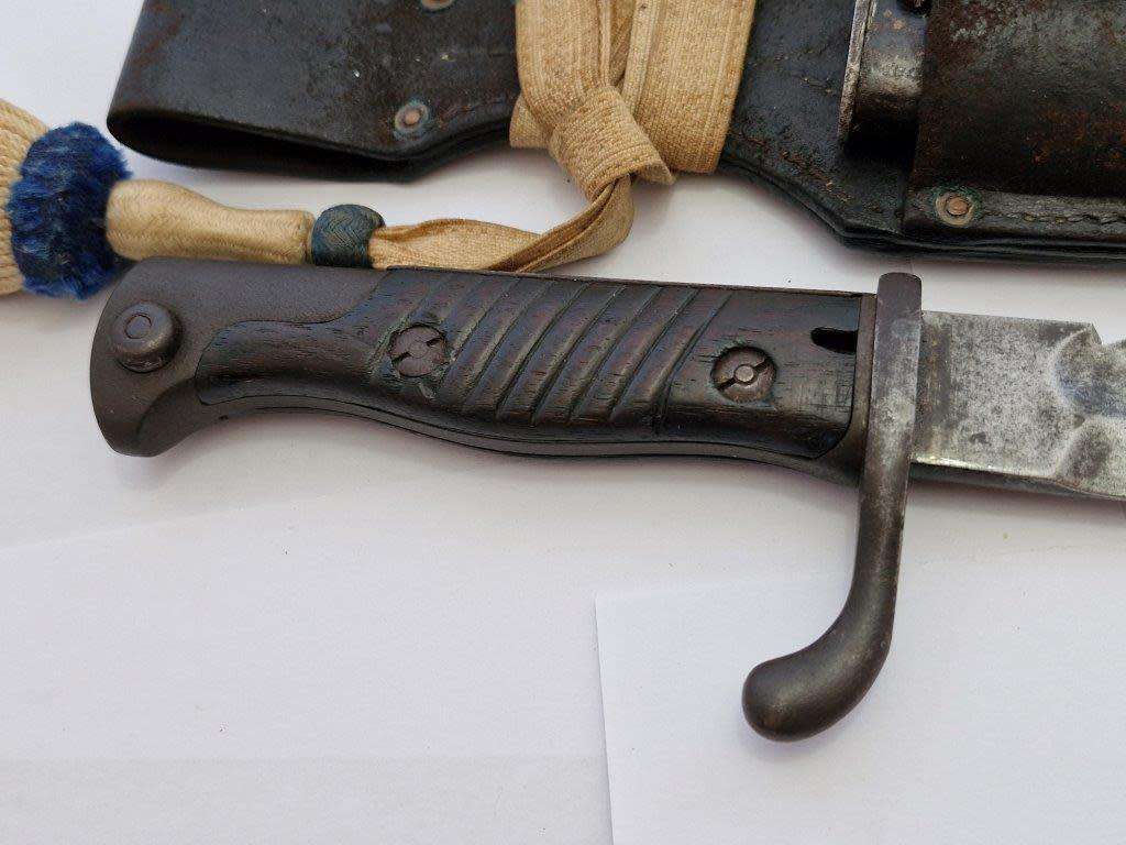 WWI German S98/05 Sawback butcher bayonet with 4th infantry company knot. Mauser AG 1916.
