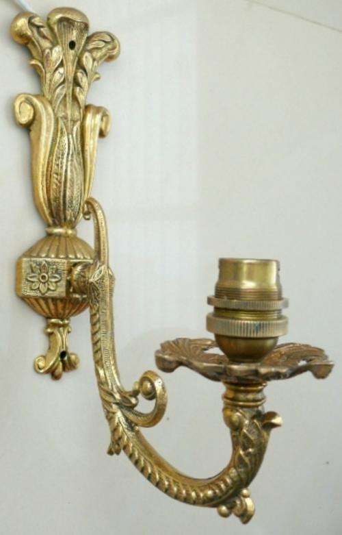 LOVELY ANTIQUE WALL LIGHT,SOLID BRASS,Pls check pics etc.