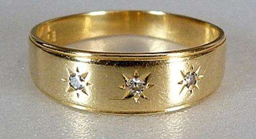 STUNNING! 18 ct GOLD RING WITH 3 DIAMONDS.LOVELY VINTAGE RING,GREAT VALUE