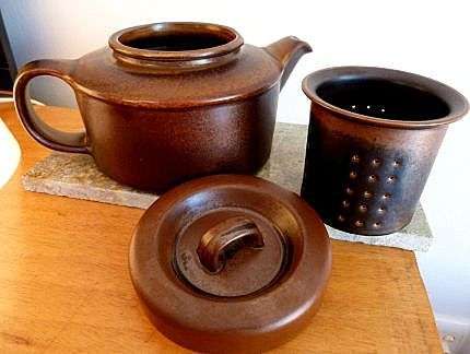 TEAPOT WITH FILTER. ARABIA ?. EXCELLENT CONDITION