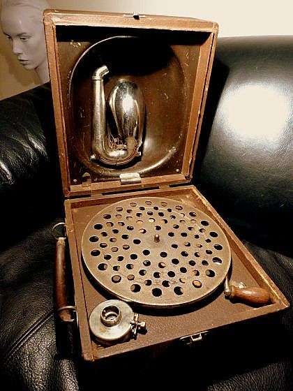 SCARCE,THE REAL ''TRENCH GRAMOPHONE". DECCA .JUNIOR. USED IN WW1. PLEASE READ...
