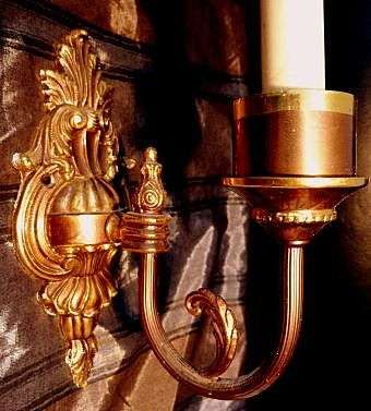 VINTAGE BRASS WALL LIGHT WITH ORNATE GLASS SHADE