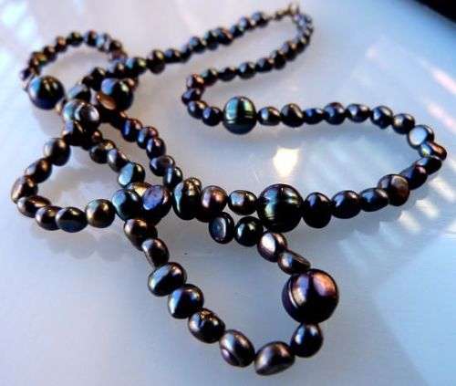 REAL PEARLS!  LONG NECKLACE IN A STUNNING COLOUR!