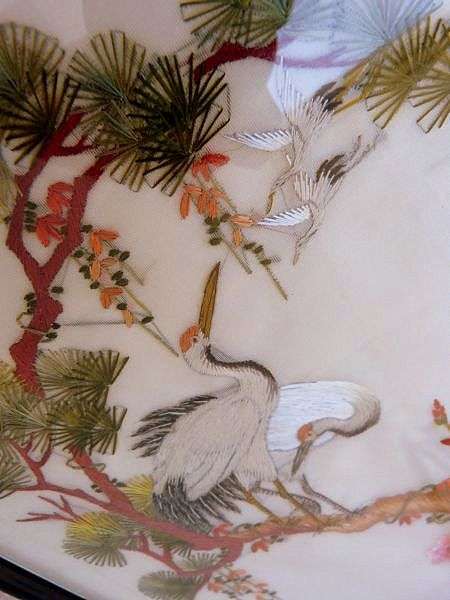 BEAUTIFUL JAPANESE SILK PICTURE. STUNNING COLOURS, IMAGES DONT SHOW