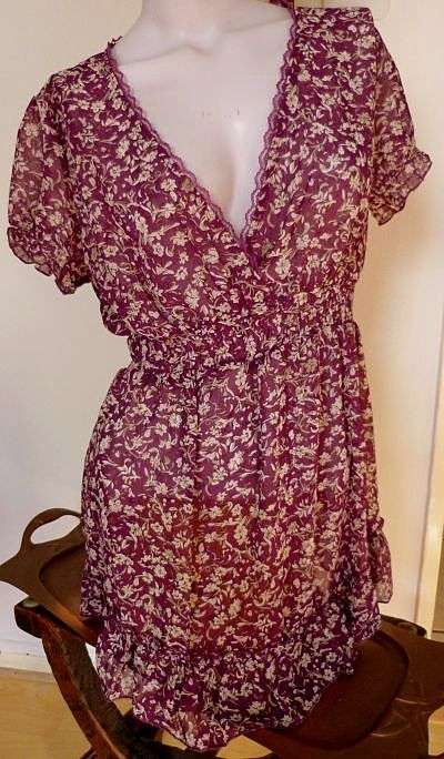 ATTRACTIVE TOP IN FEATHER LIGHT CHIFFON MATERIAL, AS NEW.SIZE SMALL