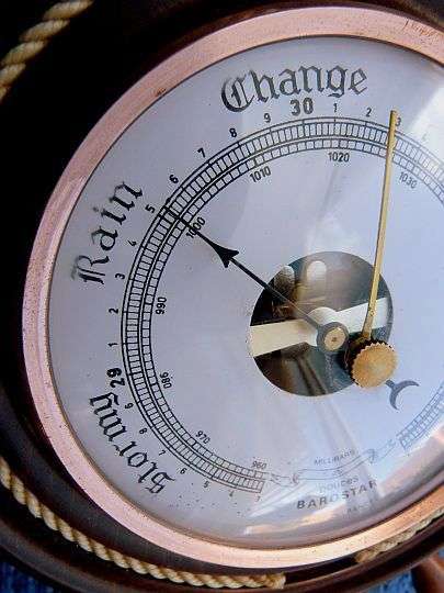 BAROSTAR, VINTAGE WOODEN SHIPSWHEEL BAROMETER WITH COPPER FRAME.EXCELLENT AND WORKING CONDITION