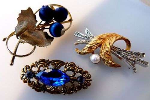 3  VINTAGE BROOCHES. BID FOR THE LOT