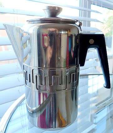 MID CENTURY COFFEEPOT IN EXCELLENT CONDITION, matches with tray we have listed
