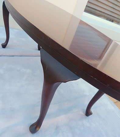 OVAL HARD WOOD COFFEE TABLE FROM THE 60th, ATTRACTIVE AND  IN A NICE SIZE.