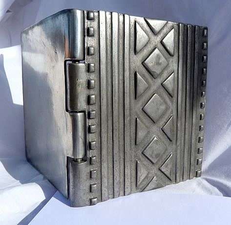 CARROL BOYES SOLID COVER.STYLISH AND USEFUL.