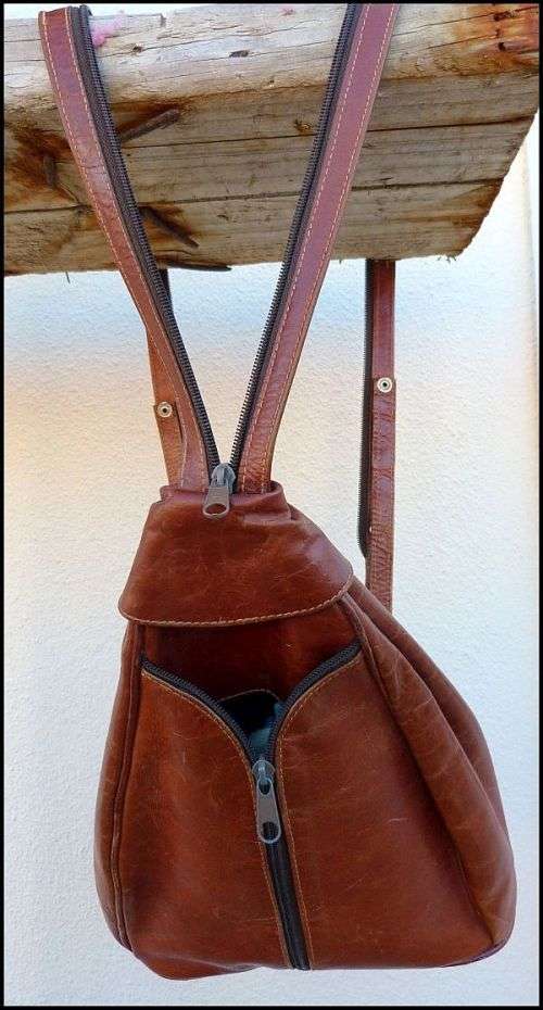 EXQUISITE TAN LEATHER RUCKSACK / SHOULDERBAG. SEE OPTIONS