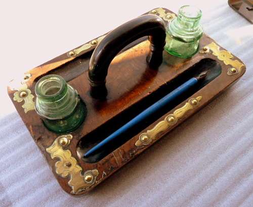 ANTIQUE INK SET WITH INKBOTTLES AND A PEN