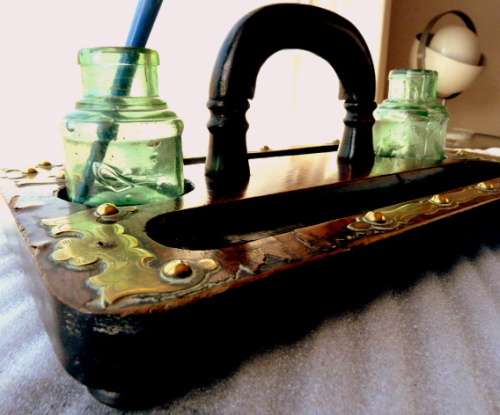 ANTIQUE INK SET WITH INKBOTTLES AND A PEN