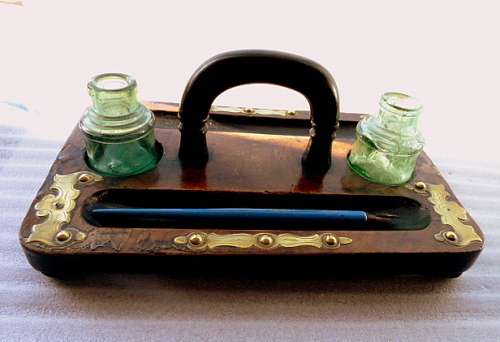 ANTIQUE INK SET WITH INKBOTTLES AND A PEN