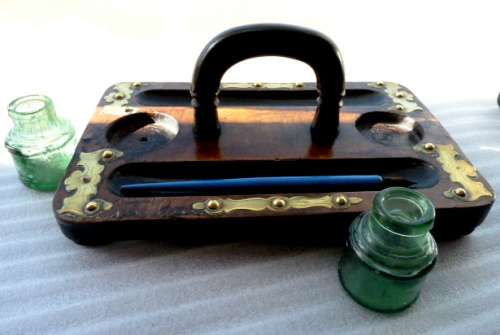 ANTIQUE INK SET WITH INKBOTTLES AND A PEN