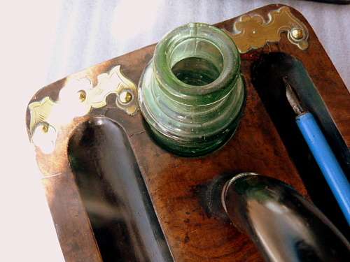 ANTIQUE INK SET WITH INKBOTTLES AND A PEN