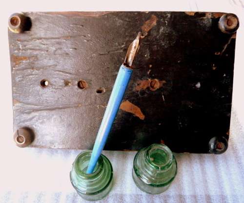 ANTIQUE INK SET WITH INKBOTTLES AND A PEN