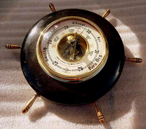 SHIPSWHEEL BAROMETER, WOOD AND BRASS, ATTRACTIVE VINTAGE PIECE!