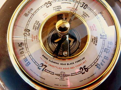 SHIPSWHEEL BAROMETER, WOOD AND BRASS, ATTRACTIVE VINTAGE PIECE!