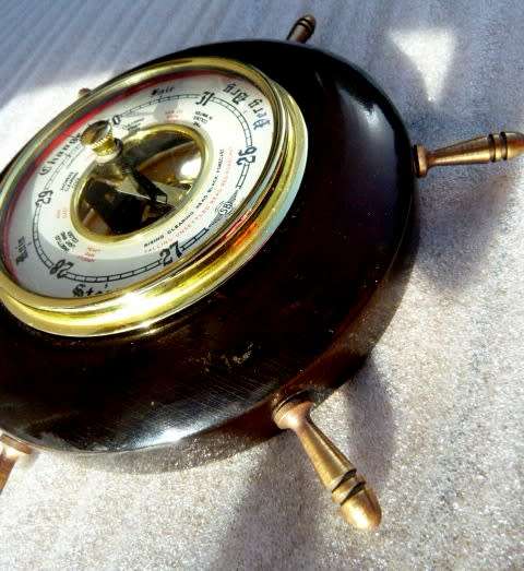 SHIPSWHEEL BAROMETER, WOOD AND BRASS, ATTRACTIVE VINTAGE PIECE!