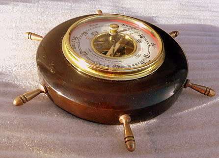 SHIPSWHEEL BAROMETER, WOOD AND BRASS, ATTRACTIVE VINTAGE PIECE!