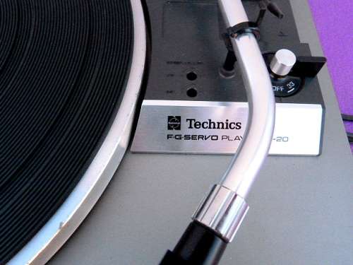 "TECHNICS " TURNTABLE. SL-20. F-G-SERVO. FOR VINYLS