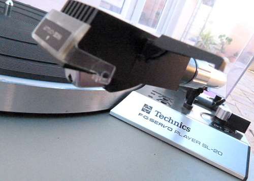 "TECHNICS " TURNTABLE. SL-20. F-G-SERVO. FOR VINYLS