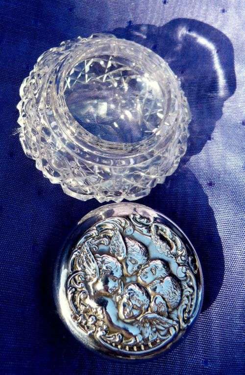 1901.EXQUISITE CRYSTAL BOX WITH ORNATE SOLID SILVER LID.VICTORIAN BEAUTY IN  EXCELLENT CONDITION!