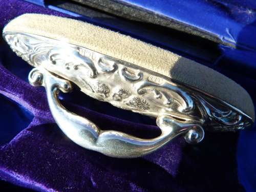 LOVELY DECORATED VICTORIAN GENUINE SILVER NAIL BUFFER,1901. 10 cm LONG. ALSO GREAT AS DISPLAY