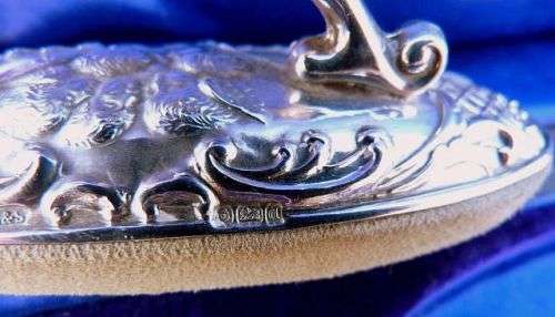 LOVELY DECORATED VICTORIAN GENUINE SILVER NAIL BUFFER,1901. 10 cm LONG. ALSO GREAT AS DISPLAY