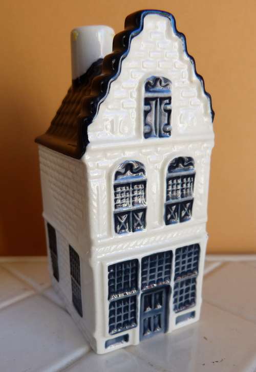 BLUE  DELFTS  HOUSE . EXCLUSEVLY MADE FOR KLM BY BOLS. HOUSE NR. 15.  AMSTERDAM 1575