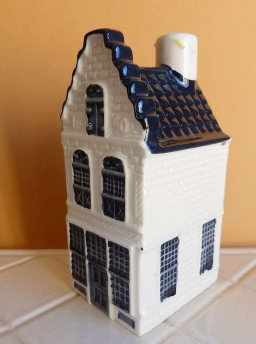 BLUE  DELFTS  HOUSE . EXCLUSEVLY MADE FOR KLM BY BOLS. HOUSE NR. 15.  AMSTERDAM 1575